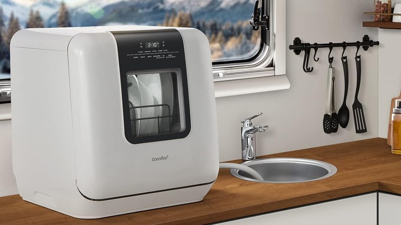 RV 카운터에 놓인 Comfee 식기세척기