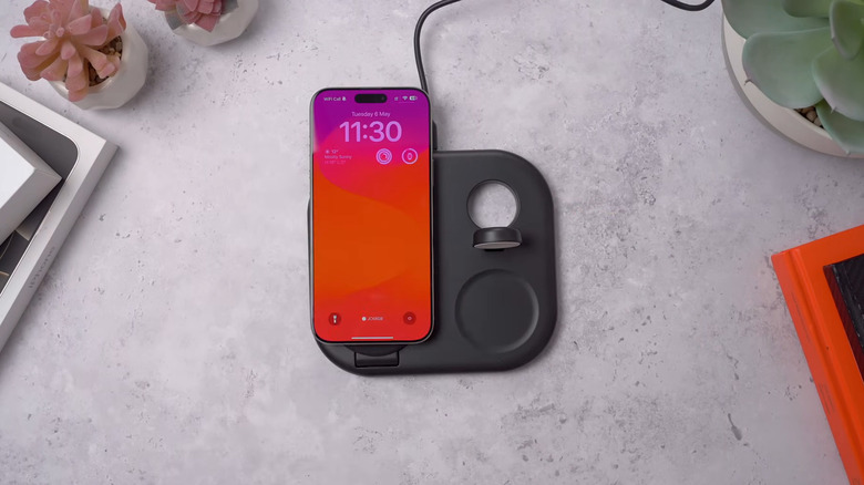 책상 위에 놓인 Belkin Wireless 3-in-1 자기 충전 스탠드의 사진.