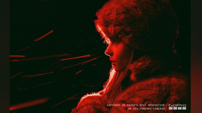 빨간불에 비춰진 여성의 고대비 이미지.