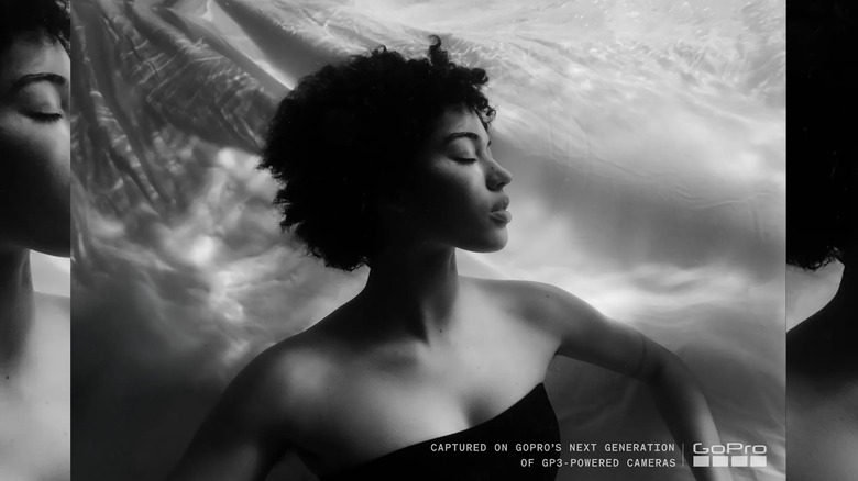 여자의 흑백 이미지입니다.