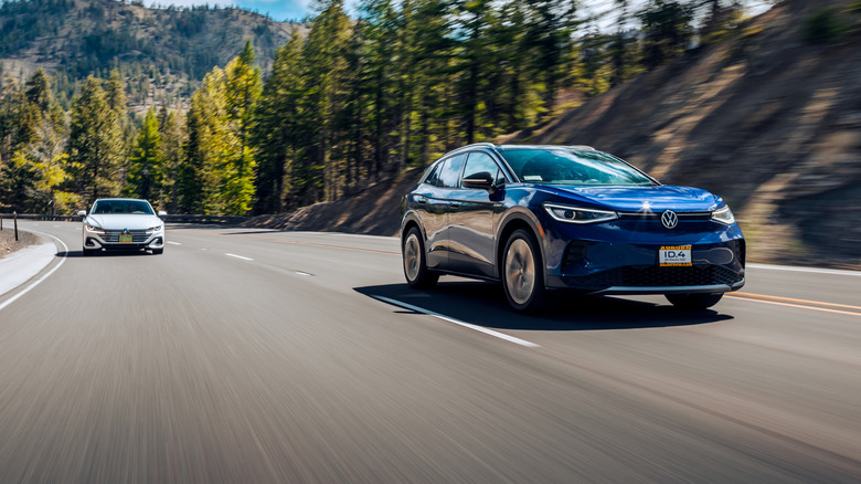 도로를 달리는 폭스바겐 EV