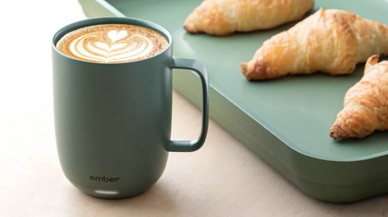 페이스트리 트레이 옆에 있는 엠버 머그