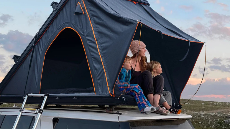 은색 SUV에 장착된 Trustmade Scout Plus Triangle 알루미늄 루프탑 텐트