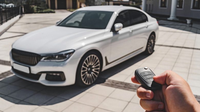 흰색 자동차를 겨냥한 자동차 전자열쇠.