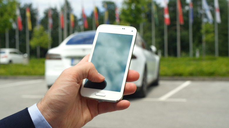 휴대폰으로 자동차를 운전하는 사람.