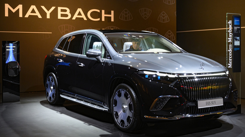 Maybach 디스플레이에 주차된 투톤 Mercedes EQS 680 Maybach.