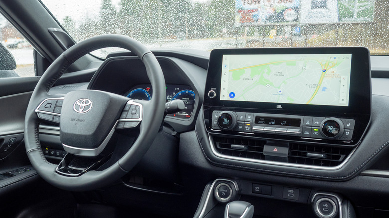 2026 토요타 그랜드 하이랜더 하이브리드 나이트셰이드 대시보드 및 스티어링 휠