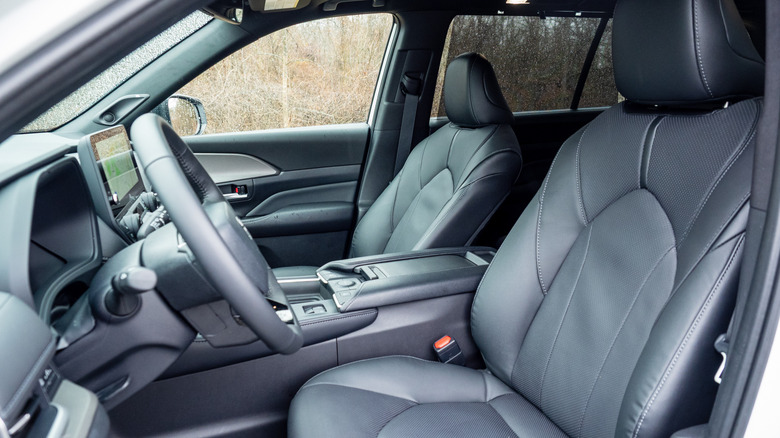 2026 Toyota Grand Highlander Hybrid Nightshade 조수석, 대시보드 및 스티어링 휠의 운전석 측면 모습