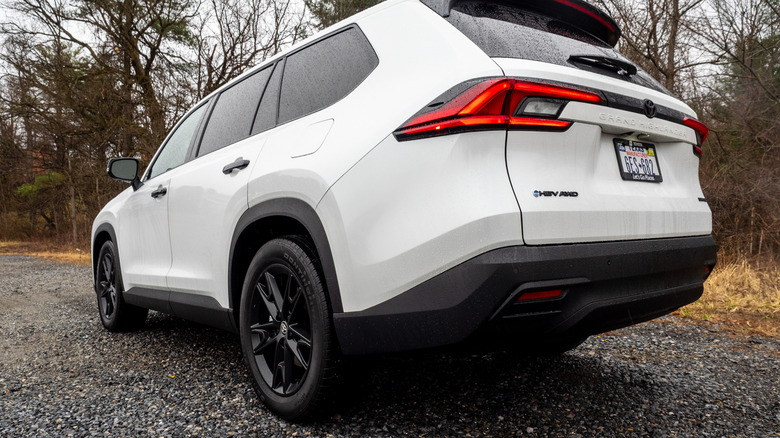 2026 Toyota Grand Highlander Hybrid Nightshade 왼쪽 후면 3부 뷰