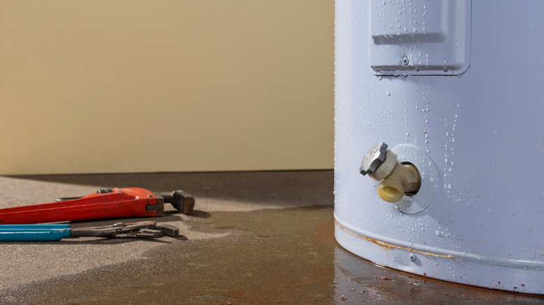 온수기의 내용물이 바닥으로 새고 있습니다.