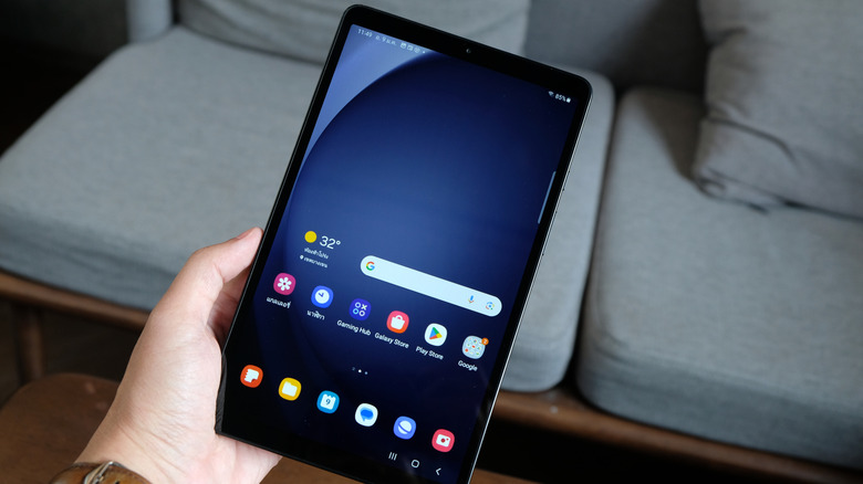 삼성 갤럭시 탭 A9을 들고 있는 사람