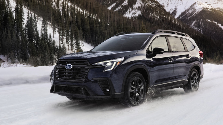 눈 속에서 운전하는 회색 Subaru Ascent SUV의 전면 3/4 뷰.