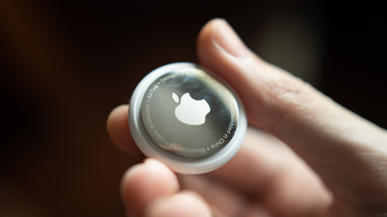 Apple AirTag를 들고 있는 사람