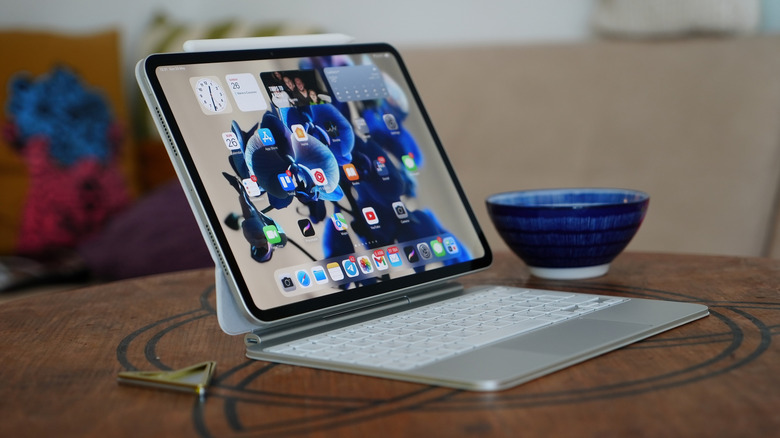 Magic Keyboard에 연결된 iPad Pro