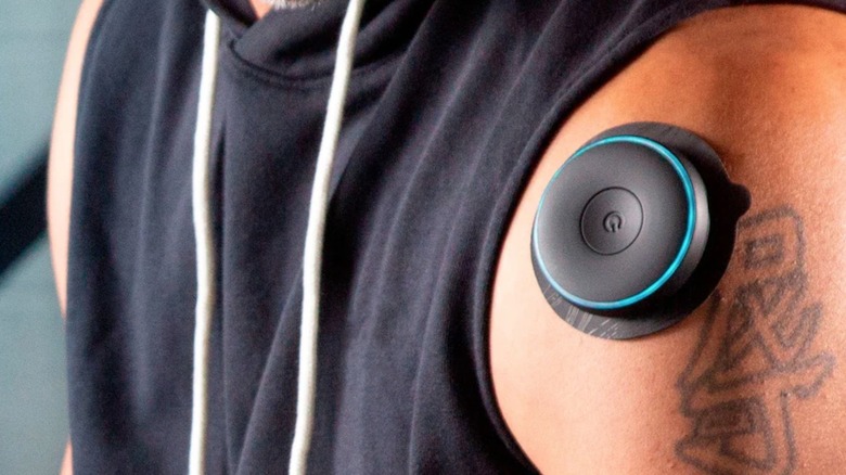 어깨 근육 자극기를 사용하는 사람