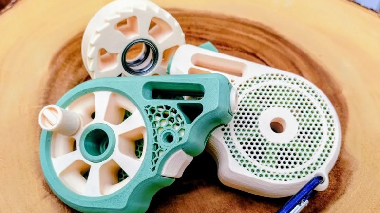 그루터기에 있는 그리즐리 낚싯대