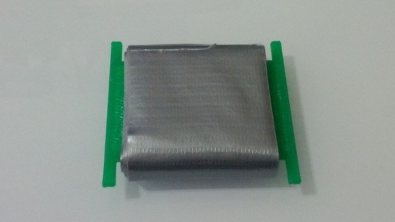 테이블 위의 테이프 와인더