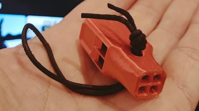 사람의 손에 배낭 휘파람