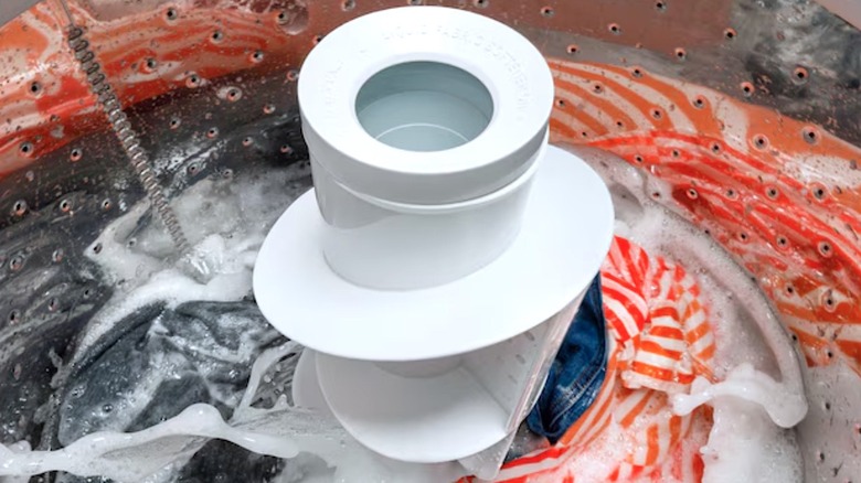 핫포인트 세탁기로 세탁되는 옷의 클로즈업