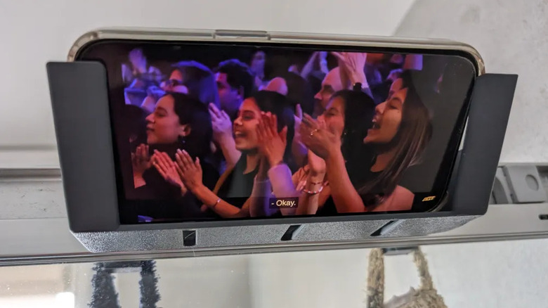 휴대폰을 들고 동영상을 재생하는 샤워 거치대