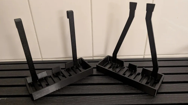 평평한 표면에 샤워 트레이 2개