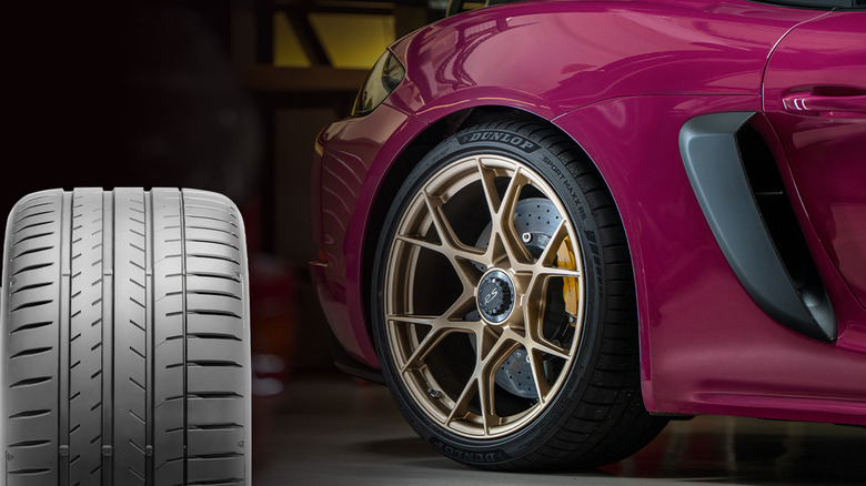 Dunlop 타이어가 장착된 Porsche Cayman RS 옆의 Dunlop Sport Maxx RS 타이어 트레드