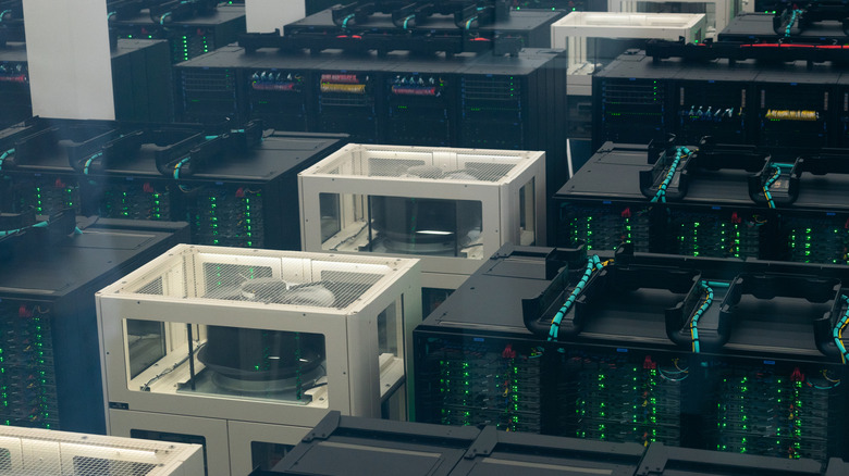 서버 랙과 케이블을 갖춘 현대적인 데이터 센터 내부의 슈퍼컴퓨터 인프라