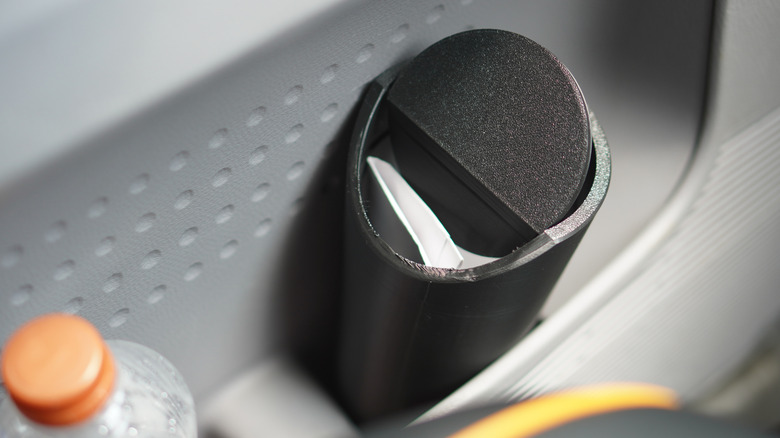 3D 프린팅으로 제작한 자동차용 쓰레기통.