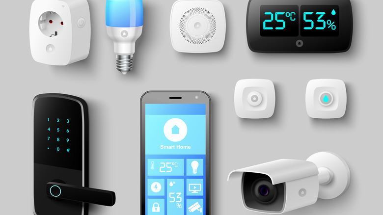 많은 스마트 장치가 책상 위의 전화기를 둘러싸고 있습니다.