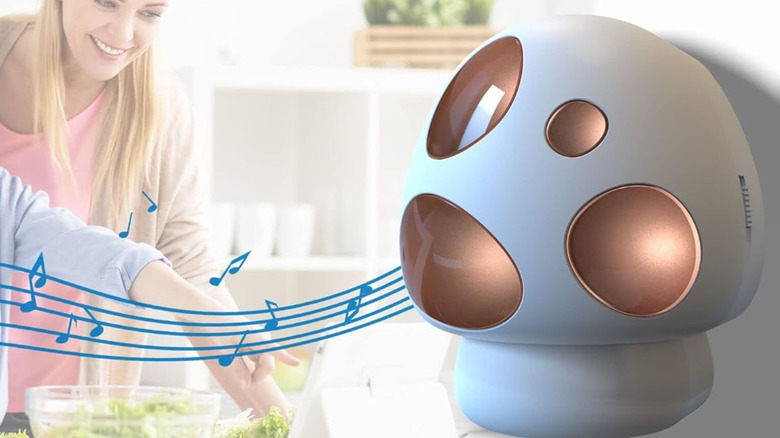 거대한 버섯 모양의 경보기가 벽면 콘센트에 연결되어 있습니다.