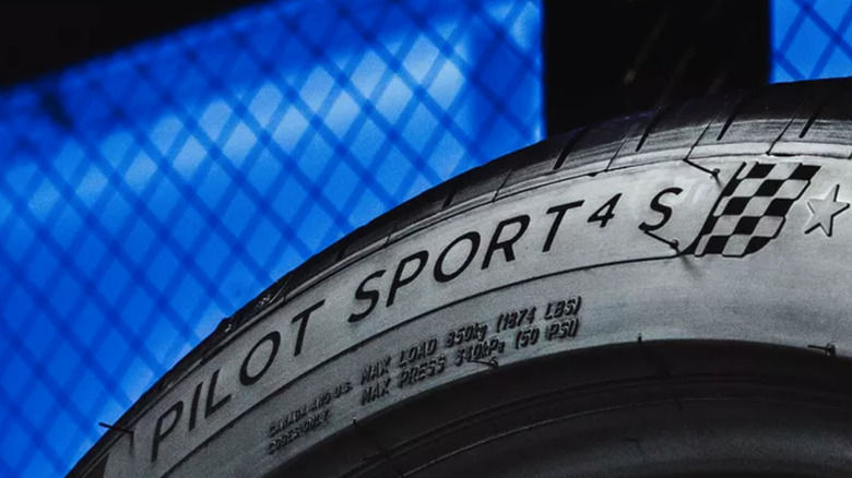 미쉐린 타이어의 사이드월을 보여주는 사진