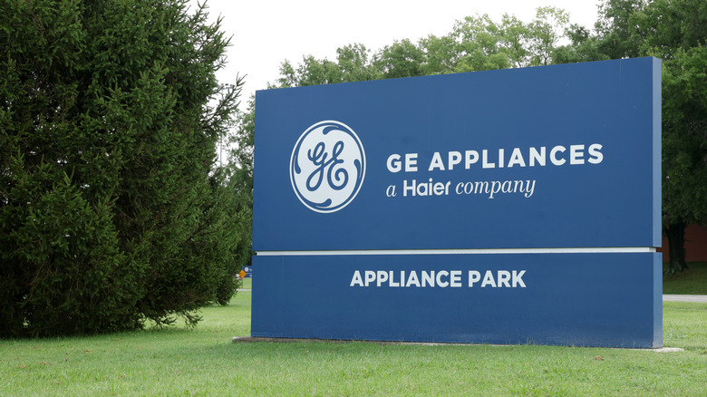 GE Appliances가 본사에 있는 하이얼 회사임을 알리는 간판