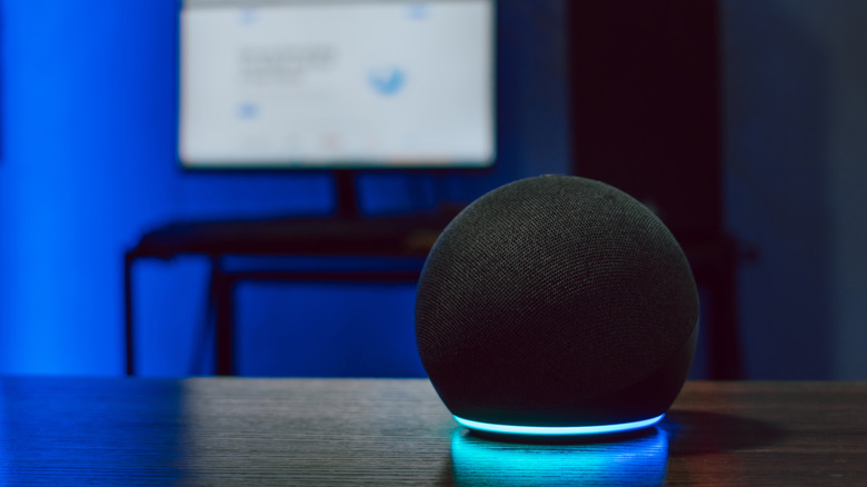 나무 표면에 배치된 Amazon Echo Dot