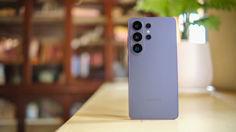 테이블 위의 회색 Samsung Galaxy S26 Ultra