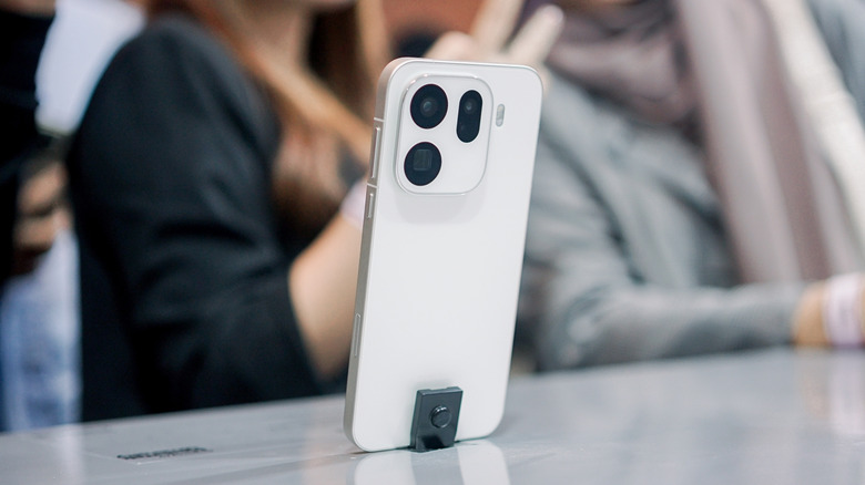 매장에 진열된 흰색 Oppo X9 Pro 스마트폰 찾기