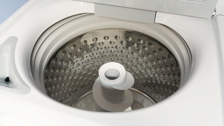 탑 로딩 세탁기 내부를 닫습니다.