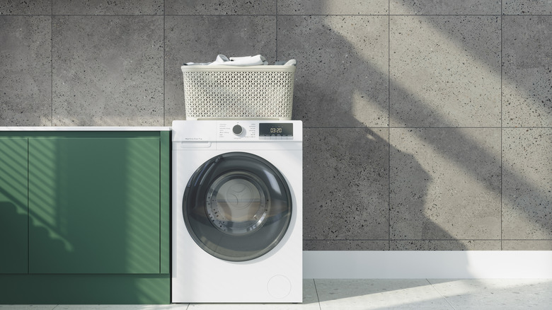 세탁 바구니가 꼭대기에 세워진 세탁기.
