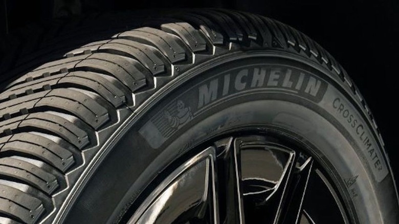 Michelin CrossClimate3 트레드 및 측벽을 보여주는 프로모션 사진