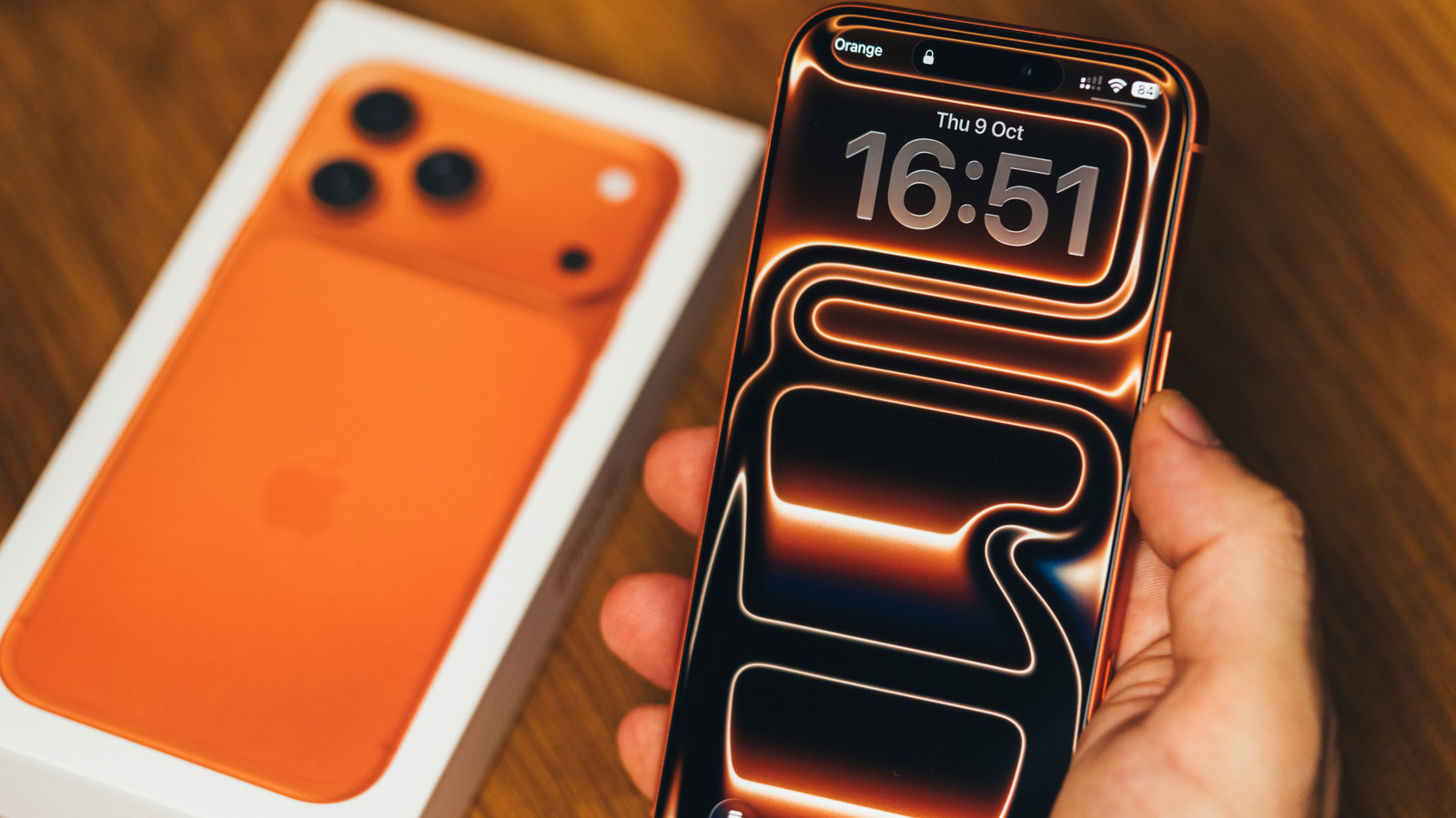 iPhone 17 Pro의 배경화면은 실제로 단순한 추상 디자인 그 이상입니다.
