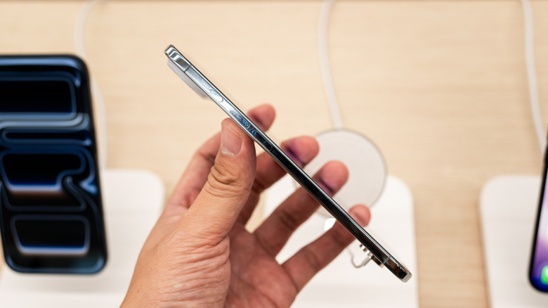 아이폰 17이 얼마나 작은지 옆에서 본 모습