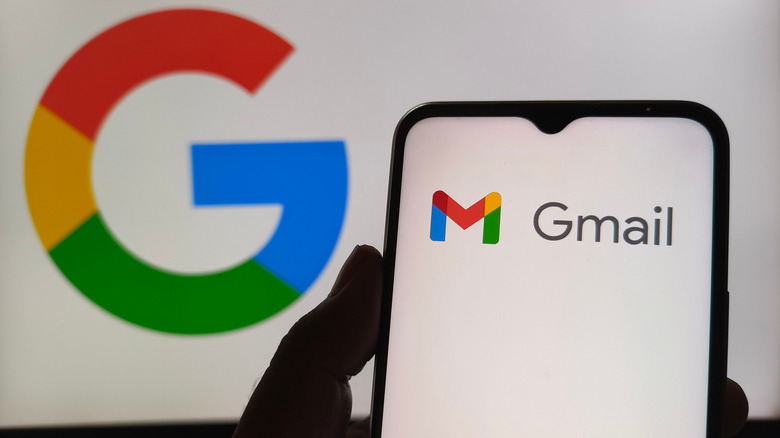 휴대전화의 Gmail 로고와 배경의 Google 로고