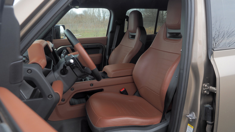 랜드로버 디펜더 옥타 앞좌석