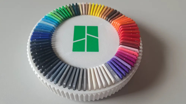 테이블 위의 견본 홀더 회전목마