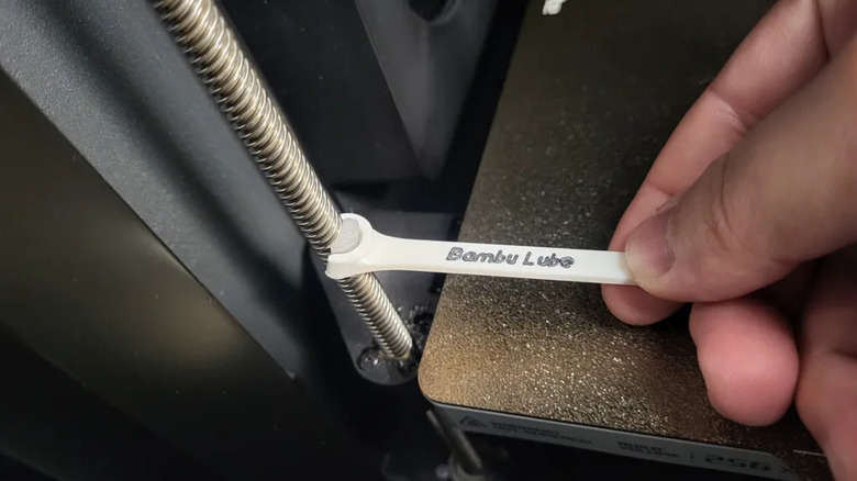 리드 스크류에 윤활유를 공급하는 윤활 도우미 도구