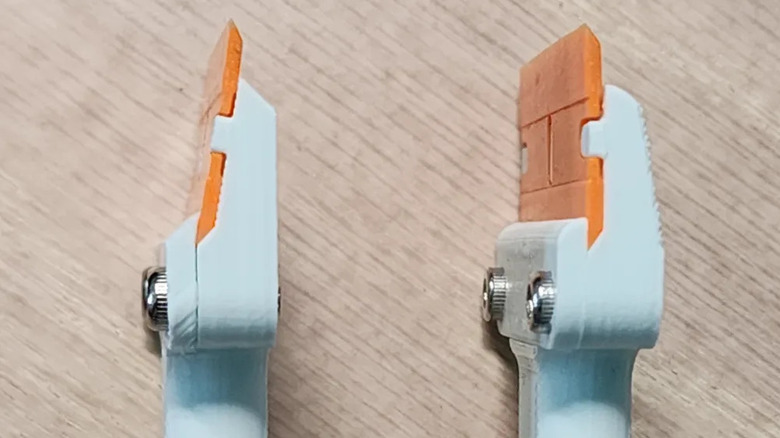 테이블 위에 탈부착 가능한 칼날이 달린 침대 스크레이퍼