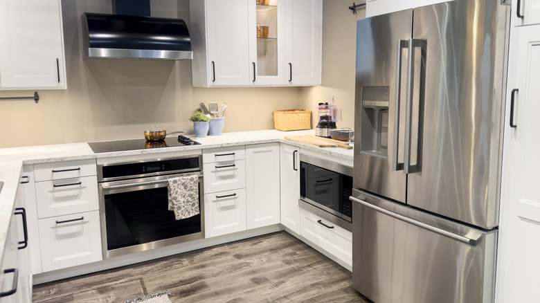 다양한 종류의 가전제품을 갖춘 이첸