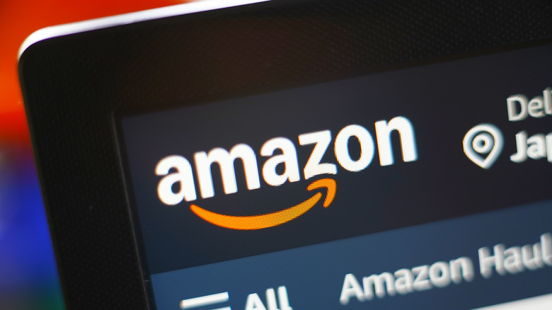 화면에 보이는 아마존 로고.