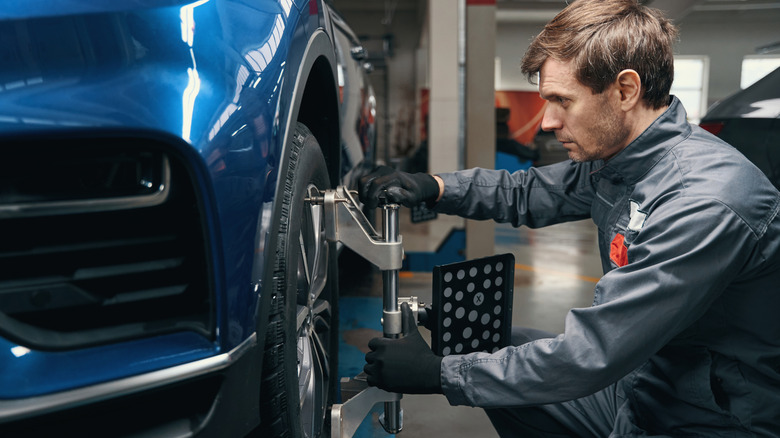 가게에서 휠 정렬을 하고 있는 남자