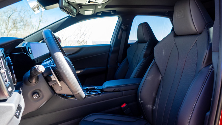 2026 Lexus NX 350h F 스포츠 핸들링 AWD 앞좌석, 대시보드 및 스티어링 휠