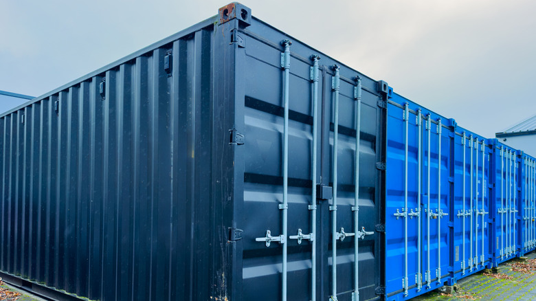 자갈밭에 줄지어 늘어선 활기 넘치는 선적 컨테이너